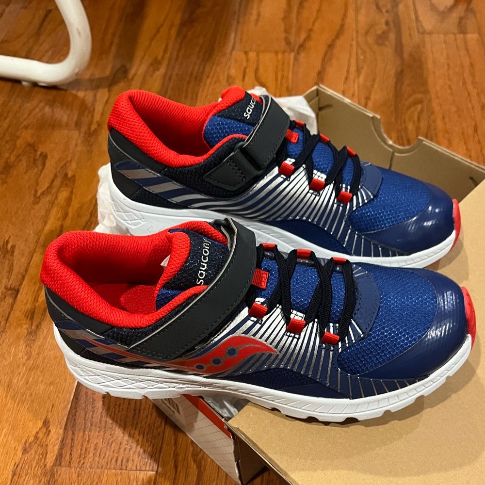 Saucony boys Velocer 5.5 New in box blue & red with Velcro